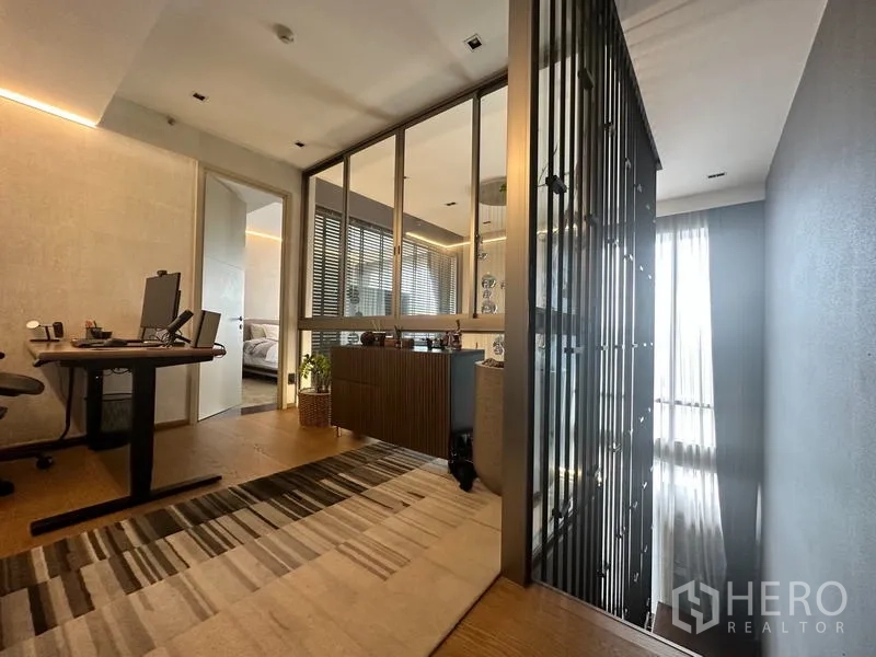公寓 出售在Watthana, Bangkok - 夹层走道，玻璃墙与展示柜采光充足
