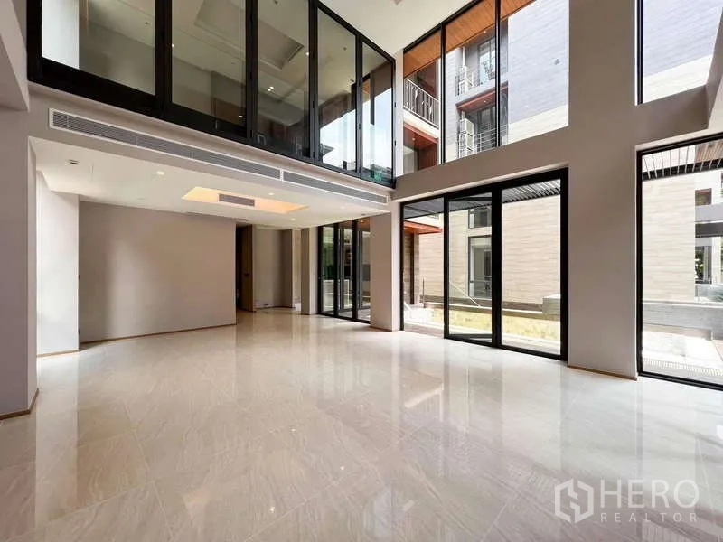 独立式住宅 出售在Yan Nawa, Bangkok - 挑高双层客厅，整面玻璃通向泳池露台
