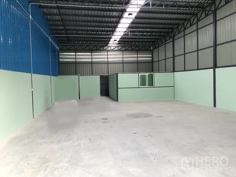 货栈 出租在Nonthaburi - 300平方米仓库内部，高钢结构屋顶带天窗，混凝土地面，内置办公室。