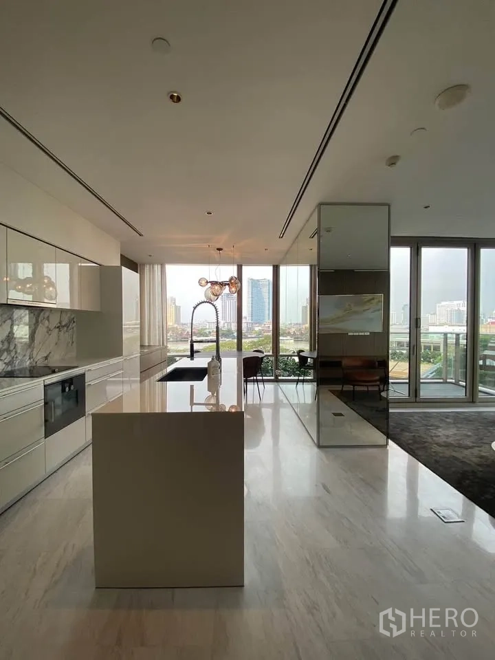 คอนโด for rent in Sathon, Bangkok - ครัวร่วมสมัยพร้อมไอส์แลนด์หินอ่อน เตาอบบิวท์อิน และวิวเมือง.