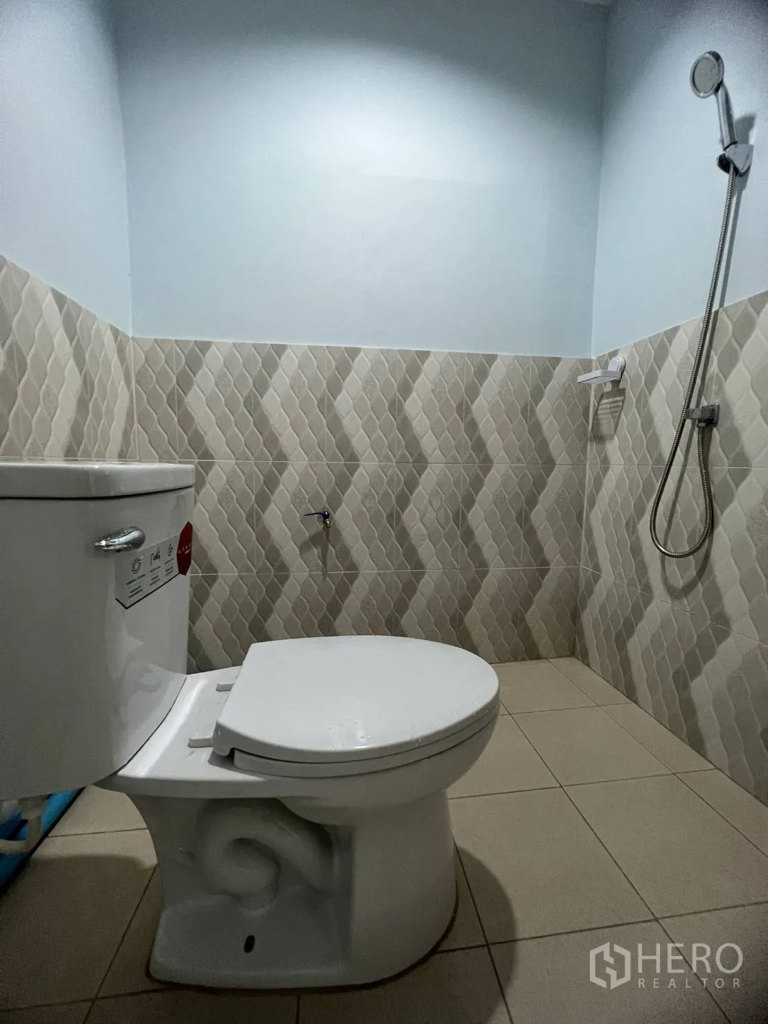 Warehouse for rent in Lat Krabang, Bangkok - Clean tiled bathroom with flush toilet and handheld shower.