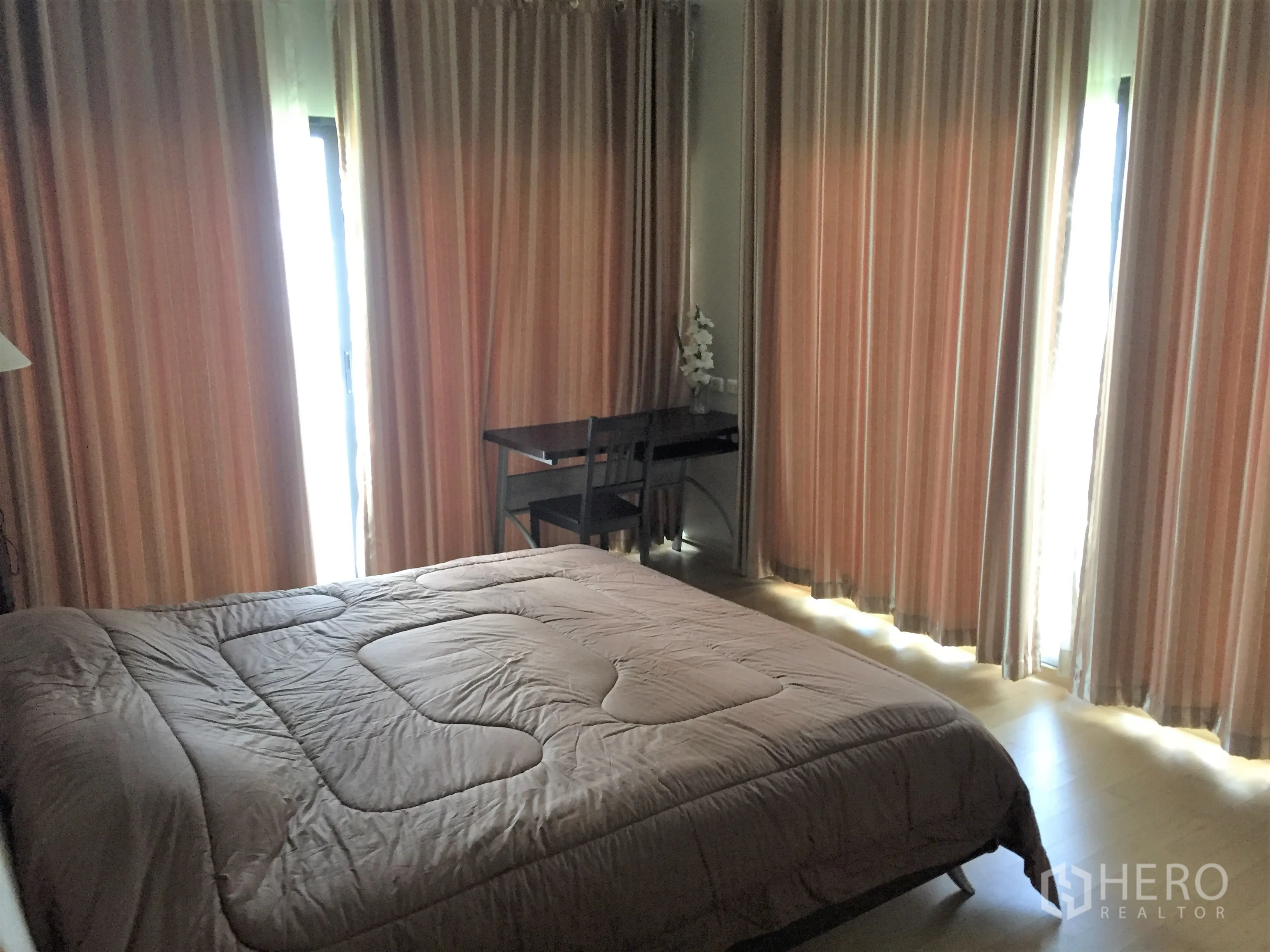 公寓 出租在Watthana, Bangkok - 宽敞主卧，大窗户、书桌与全遮光窗帘。