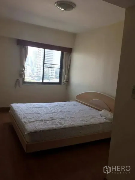 公寓 出租在Watthana, Bangkok - 第三卧室设窗户可见城市景观，简约配色与大床。