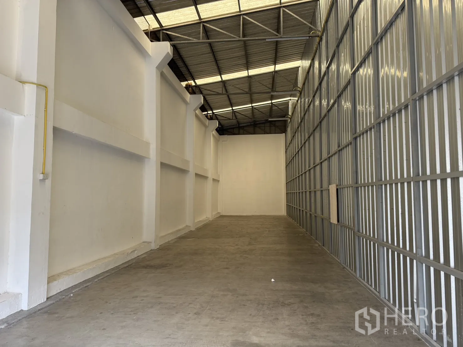 โกดัง for rent in Suan Luang, Bangkok - ภายในโกดังยาว พื้นคอนกรีต ผนังเมทัลชีท และหลังคาโครงเหล็กมีแผ่นโปร่งแสง