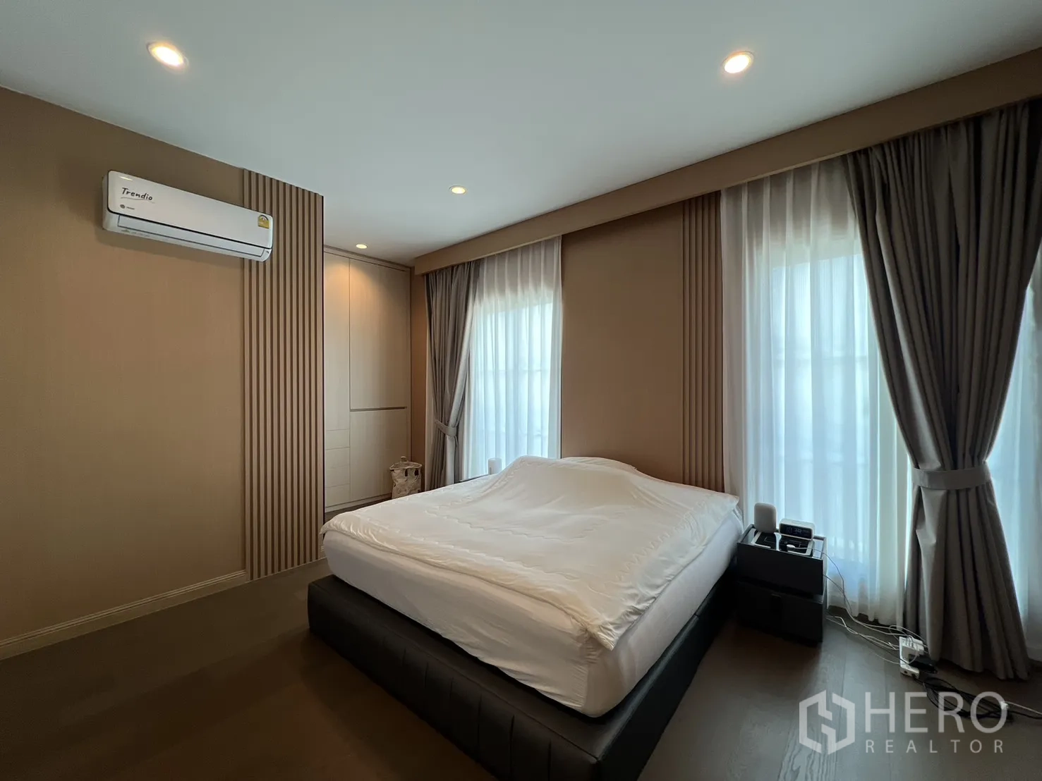 独立式住宅 出租或出售在Mueang Pathum Thani, Pathum Thani - 转角次卧，双面采光，暖色系装饰。