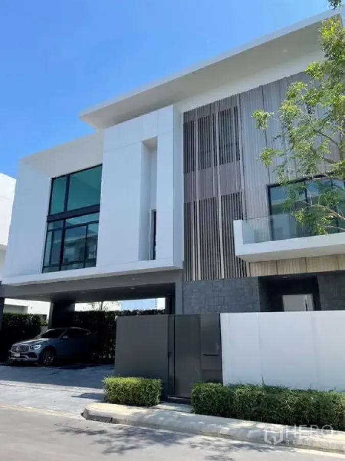 บ้าน ขายในSaphan Sung, Bangkok - ด้านหน้าบ้านสไตล์ร่วมสมัย มีระเบียงและที่จอดรถในร่ม.