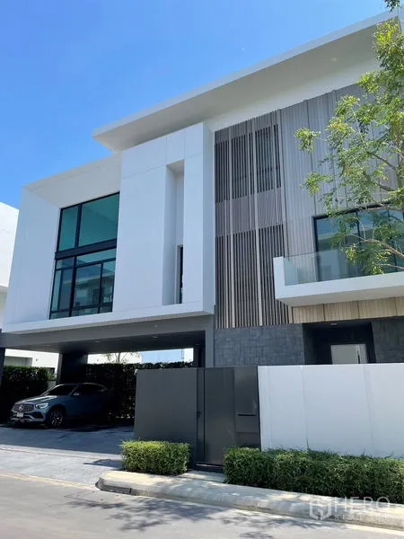 บ้าน ขายในSaphan Sung, Bangkok - ด้านหน้าบ้านสไตล์ร่วมสมัย มีระเบียงและที่จอดรถในร่ม.