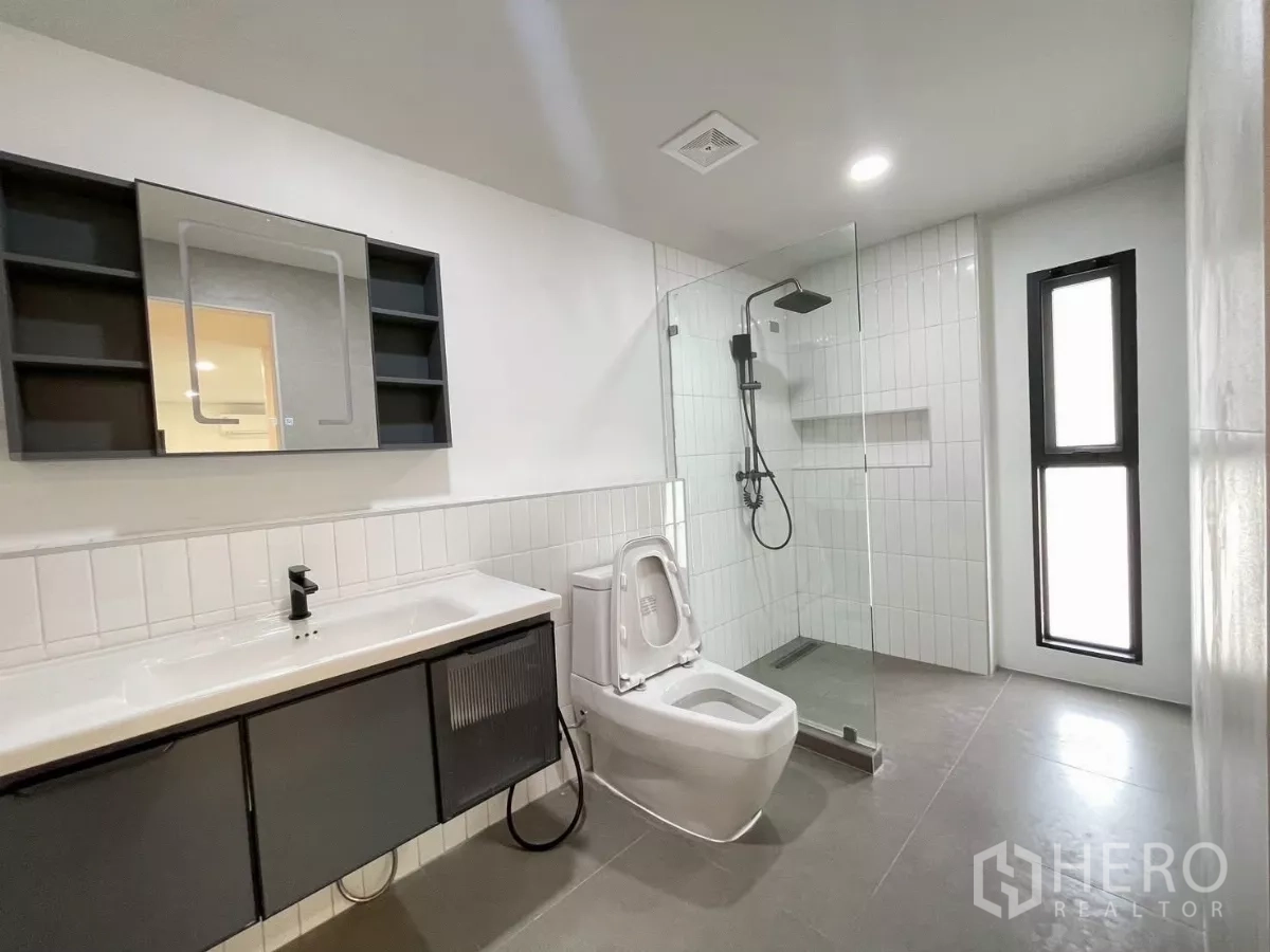 บ้าน ขายในPrawet, Bangkok - ห้องน้ำกว้าง ฝักบัวเรนชาวเวอร์ เคาน์เตอร์ลอย และหน้าต่างสูงรับแสงธรรมชาติ