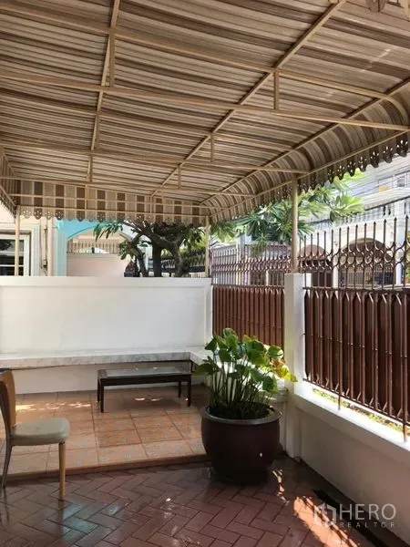 独立式住宅 出租在Khlong Toei, Bangkok - 前庭遮阳篷露台，铁栏栅与休闲座椅
