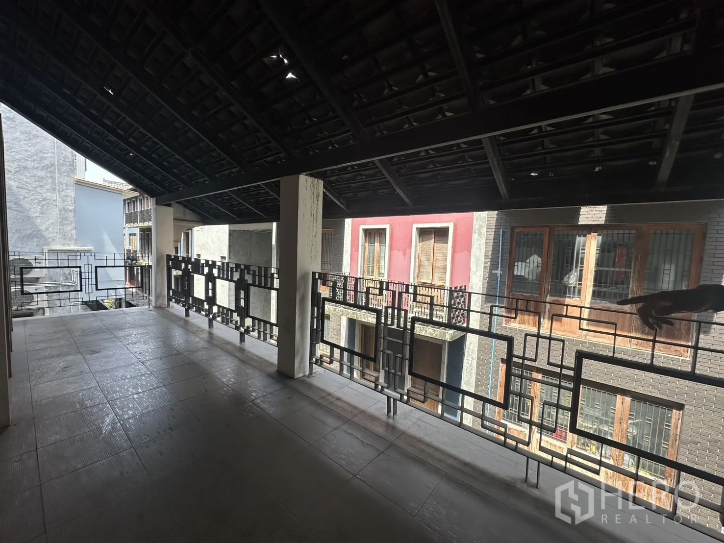 带办公室的家 出租在Pathum Wan, Bangkok - 宽大的遮蔽走廊式阳台，俯瞰邻近楼栋。