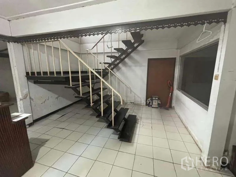 บ้าน ให้เช่าในSuan Luang, Bangkok - โถงโล่งพร้อมบันไดเหล็กปูกระเบื้อง เหมาะปรับเป็นพื้นที่อยู่อาศัยหรือโฮมออฟฟิศ