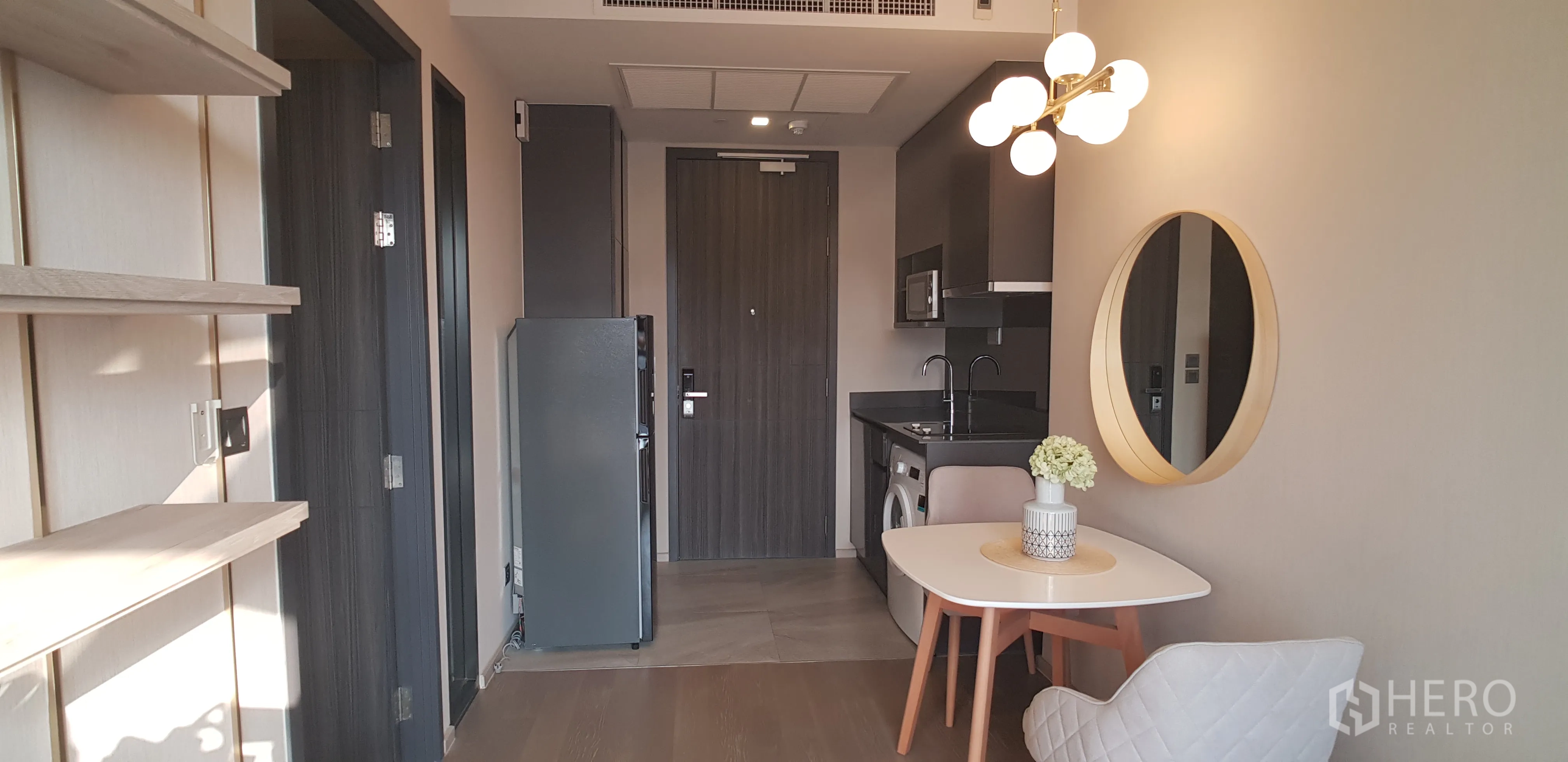 คอนโด for rent in Watthana, Bangkok - โถงทางเข้าหันไปยังครัว ตู้เย็น และชั้นลอย ในคอนโดสไตล์โมเดิร์น