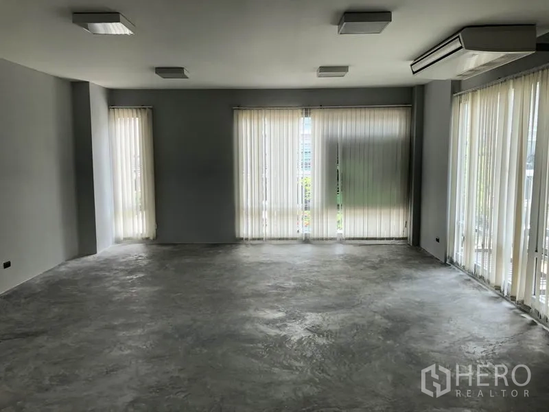 带办公室的家 出租在Wang Thonglang, Bangkok - 大型开放式楼层，落地窗配百叶帘与吸顶灯。