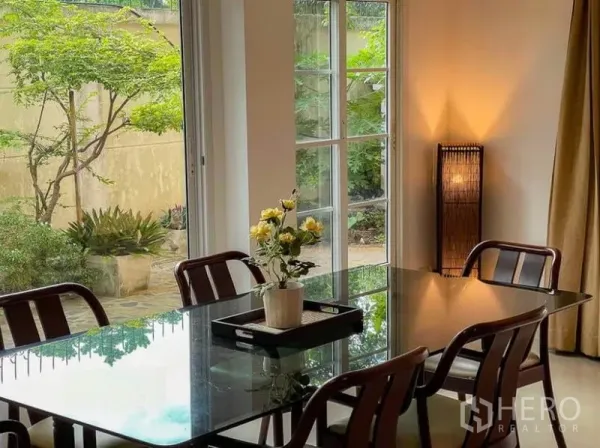 ทาวน์เฮาส์ ให้เช่าในPhasi Charoen, Bangkok - โต๊ะทานอาหารข้างหน้าต่างบานใหญ่ มองเห็นลานสวน