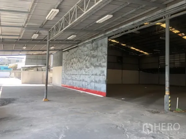 คลังสินค้า ให้เช่าในPrawet, Bangkok - ลานโหลดสินค้ามีหลังคา พร้อมประตูบานเลื่อนโลหะและทางรถเข้า