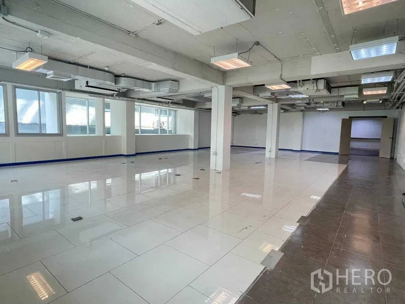 สำนักงาน ให้เช่าในRatchathewi, Bangkok - สำนักงานแบบเปิดพื้นกระเบื้องเงา เพดานเปลือยพร้อมท่อลม เสา และหน้าต่างบานใหญ่