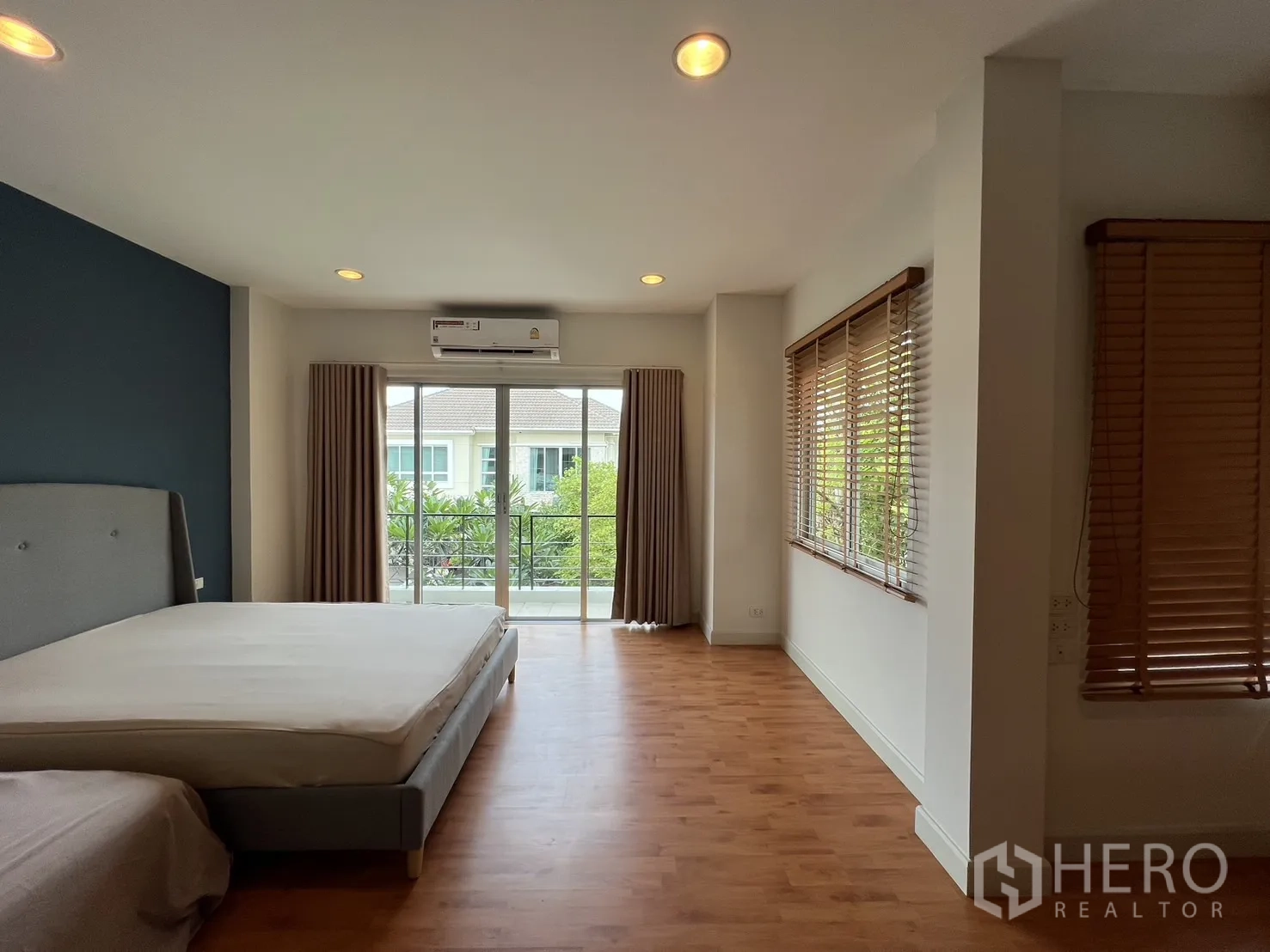 Detached House for rent in Saphan Sung, Bangkok - Walk‑in closet fitted with shelves, drawers and hanging space.