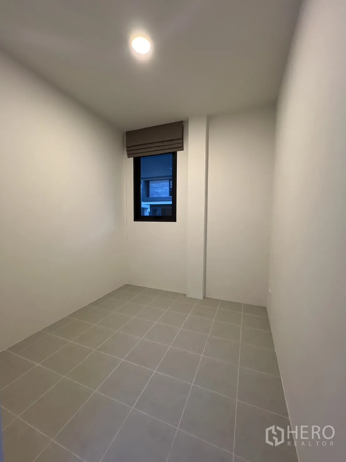 Detached House for rent in Bang Phli, Samut Prakan - Maid’s room with tiled floor and single window.