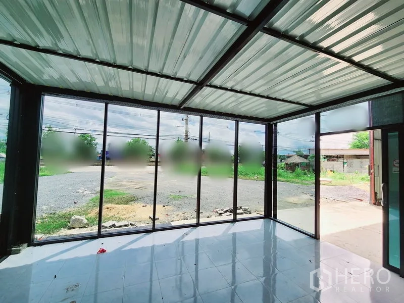 คลังสินค้า ให้เช่าในSam Phran, Nakhon Pathom - โซนออฟฟิศกั้นกระจกด้านหน้าคลังสินค้า มองเห็นลานกรวดกว้างและพื้นที่สีเขียวภายนอก