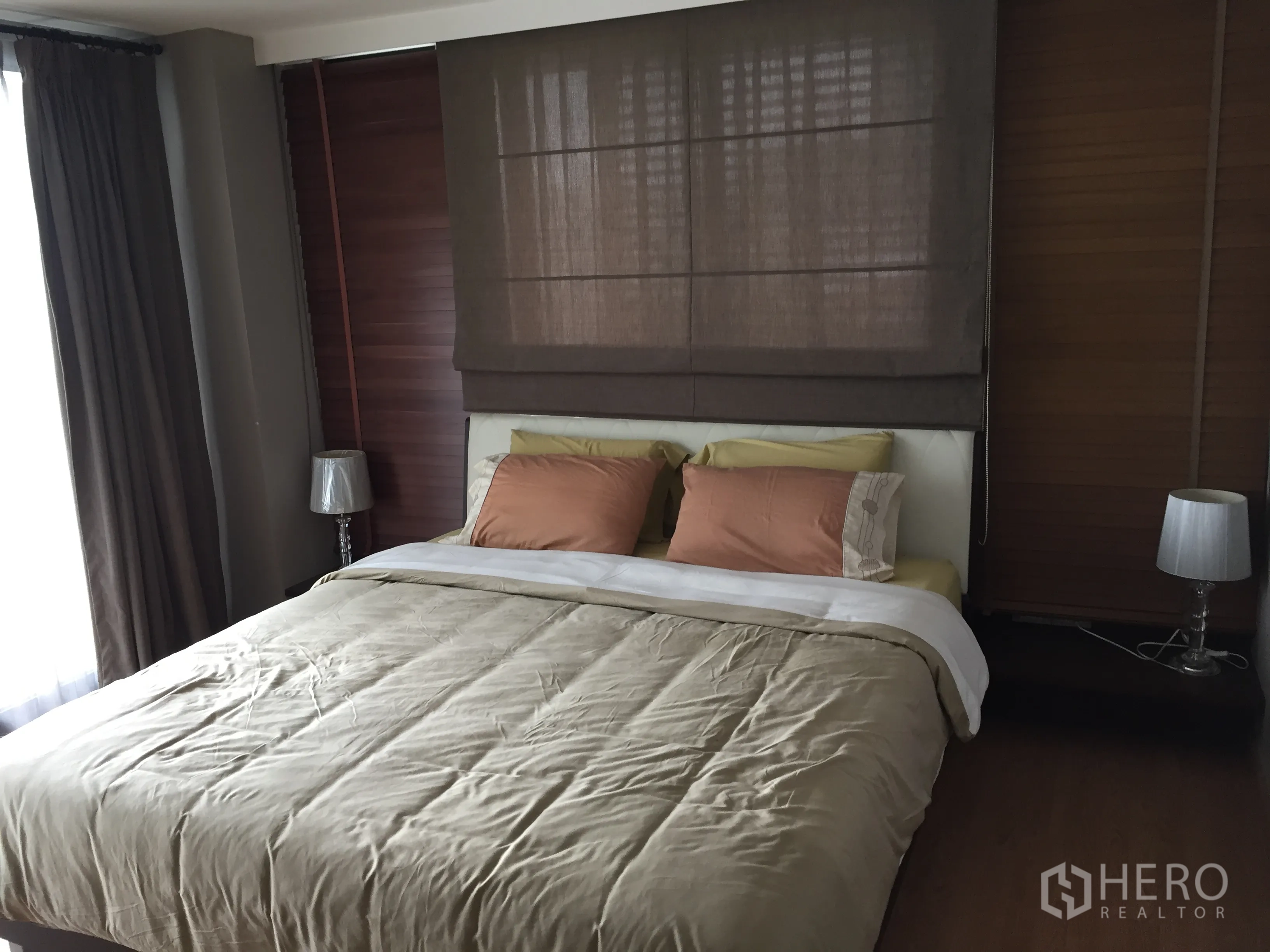公寓 出租在Watthana, Bangkok - 主卧配特大床、床头灯与遮光百叶，大窗采光良好。