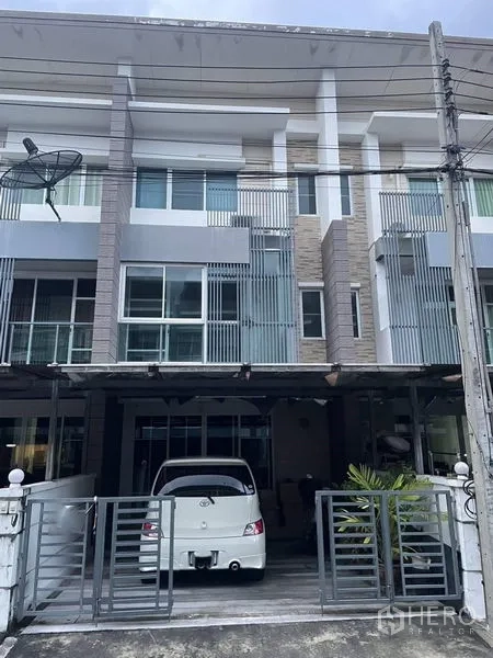 Townhouse for rent in Bueng Kum, Bangkok - Modern three-storey townhouse facade with gated carport in Bueng Kum, Bangkok.