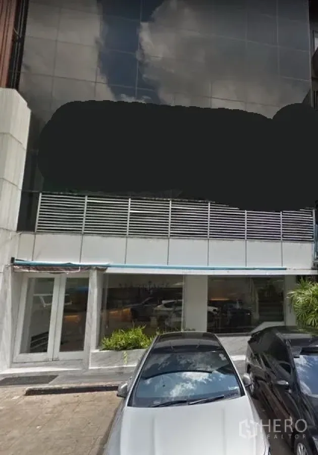 Retail Space for rent in Khlong Toei, Bangkok - Modern glass-front retail building with ground-floor entrance and on-site parking near BTS Thong Lo in Bangkok.