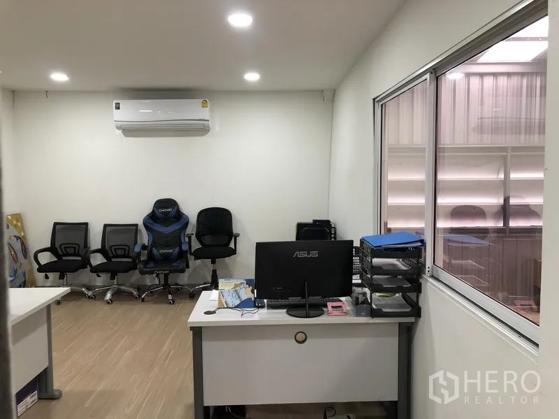 คลังสินค้า ให้เช่าในNonthaburi - ออฟฟิศขนาดกะทัดรัดพร้อมโต๊ะทำงาน เก้าอี้ และแอร์ มองเห็นพื้นที่โกดัง