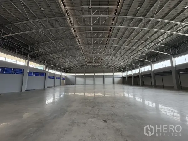 คลังสินค้า ให้เช่าในMueang Samut Prakan, Samut Prakan - พื้นที่เก็บสินค้าไร้เสากลาง มีช่องหน้าต่างรับแสงธรรมชาติและหลังคาโค้ง