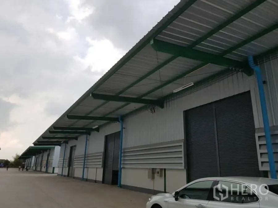 Warehouse for rent in Prawet, Bangkok - Modern warehouse row in Prawet, Bangkok with covered loading bays, roller shutter doors and wide driveway.