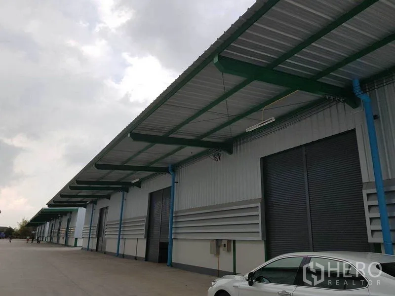 Warehouse for rent in Prawet, Bangkok - Modern warehouse row in Prawet, Bangkok with covered loading bays, roller shutter doors and wide driveway.