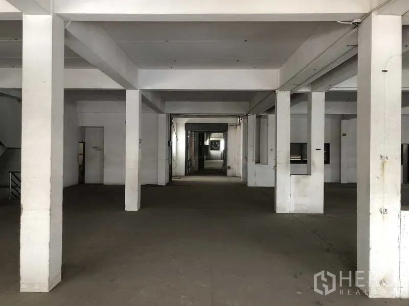 Factory for rent in Prawet, Bangkok - Long clear-span factory hall with multiple support columns.