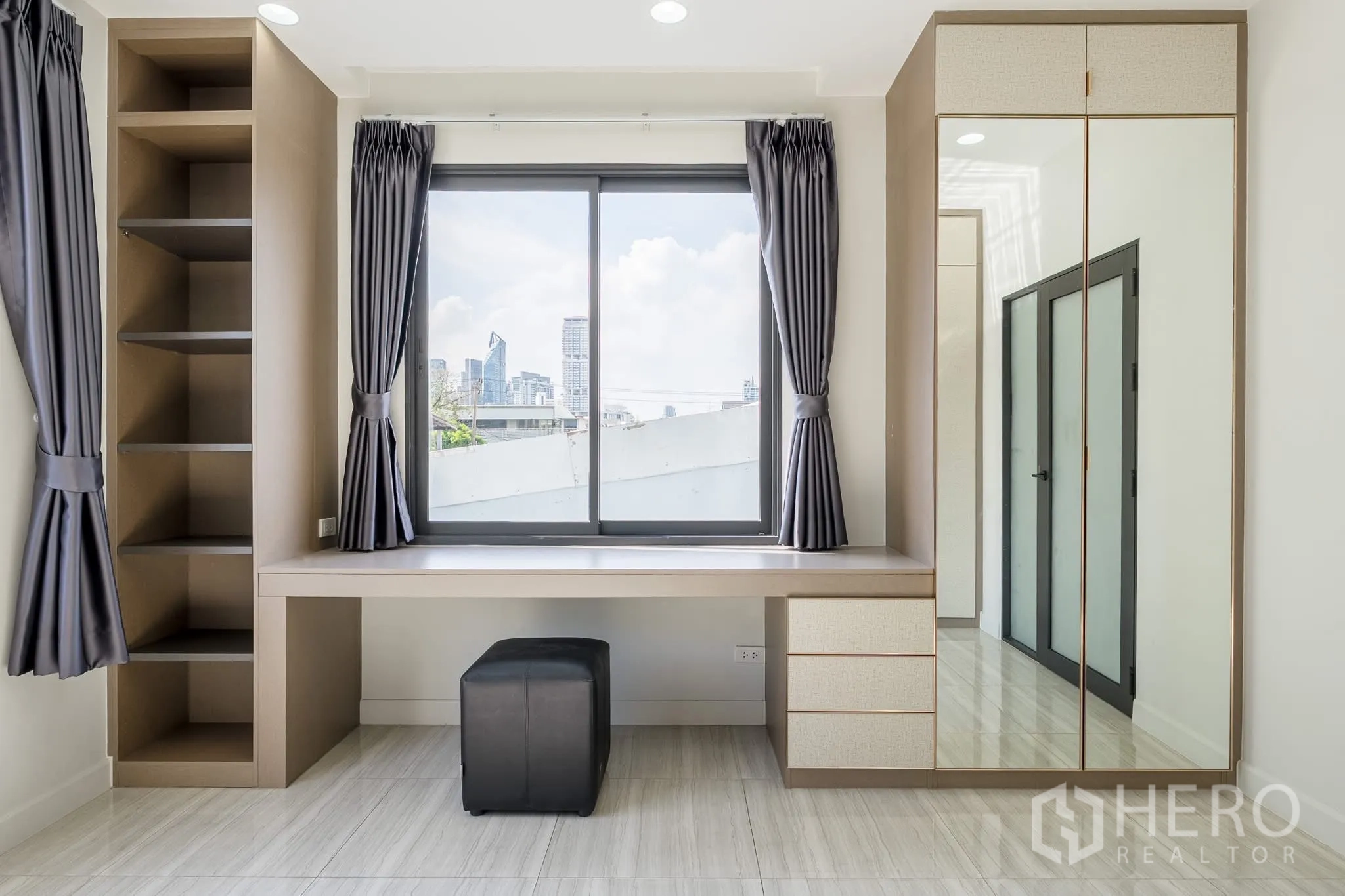 Home Office for rent in Khlong Toei, Bangkok - Work or study nook with long built-in desk, shelving and window with skyline view.