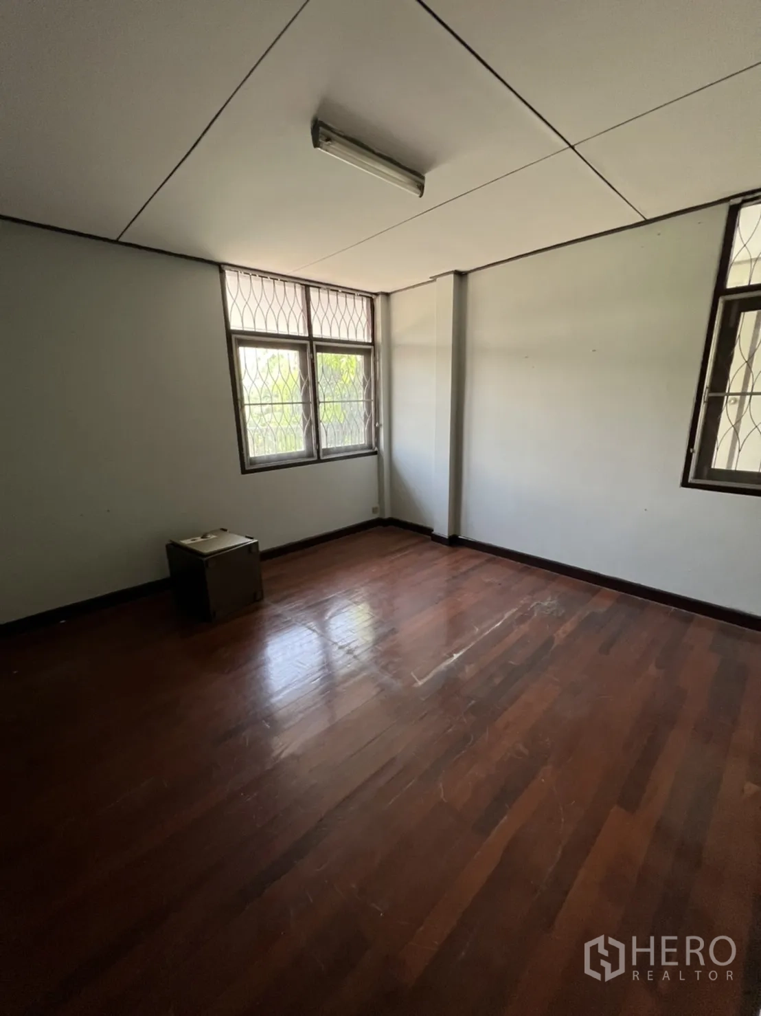 带办公室的家 出租在Watthana, Bangkok - 采光良好的房间，木地板与带护栏窗户。