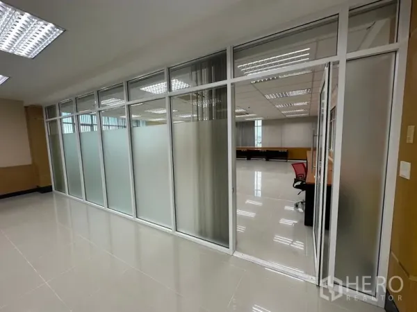 办公空间 出租在Suan Luang, Bangkok - 明亮办公室内的磨砂玻璃隔断与会议室。