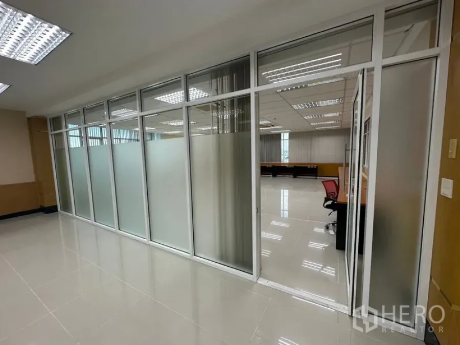 办公空间 出租在Suan Luang, Bangkok - 明亮办公室内的磨砂玻璃隔断与会议室。