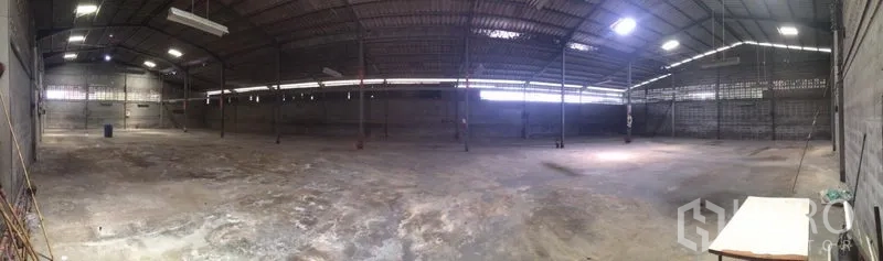 Warehouse for rent in Samut Prakan - Panoramic view of the large clear-span warehouse under a high metal roof.