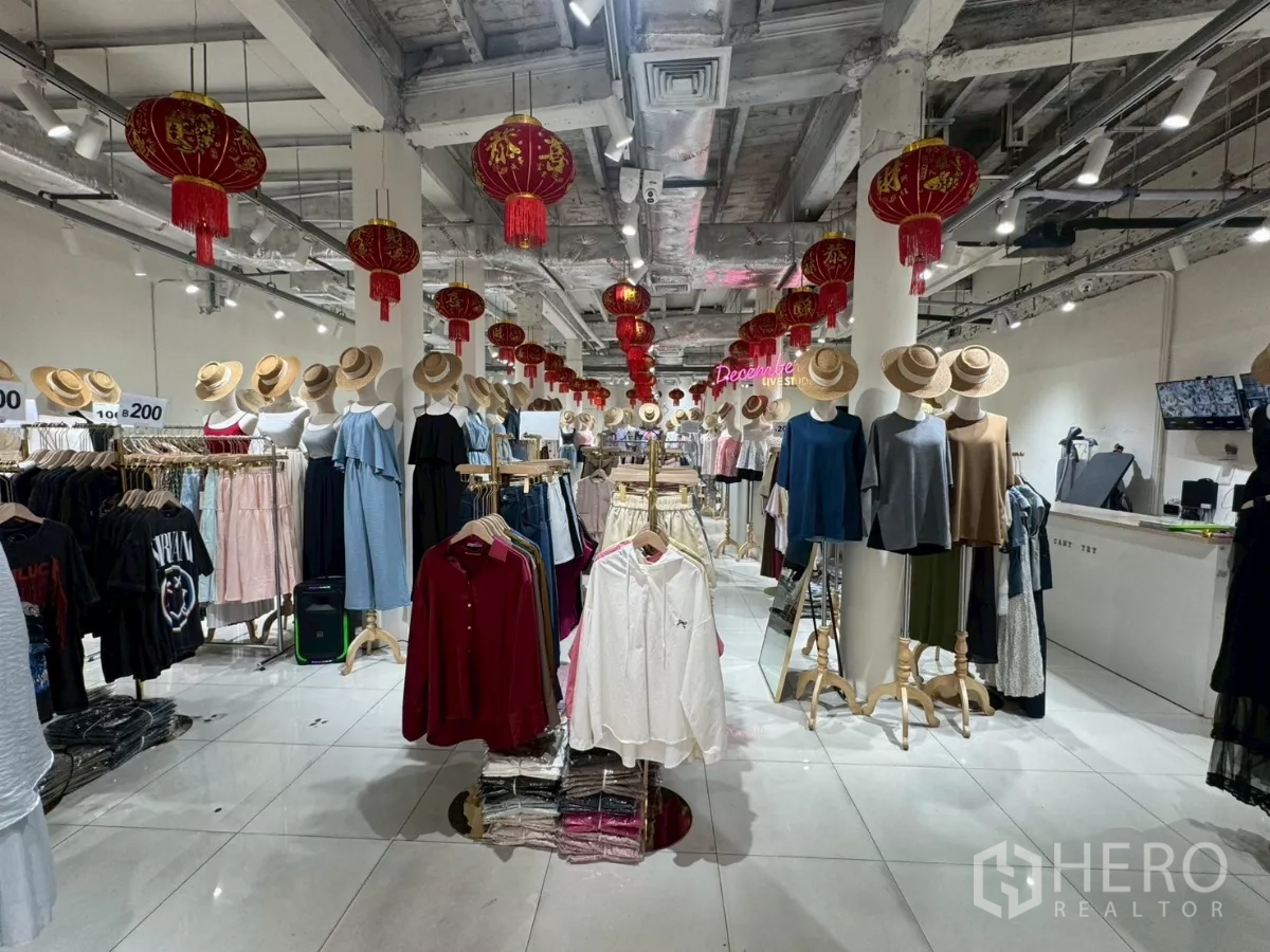 店屋 出租在Samphanthawong, Bangkok - 宽敞零售空间，服装陈列、收银台与灯笼。