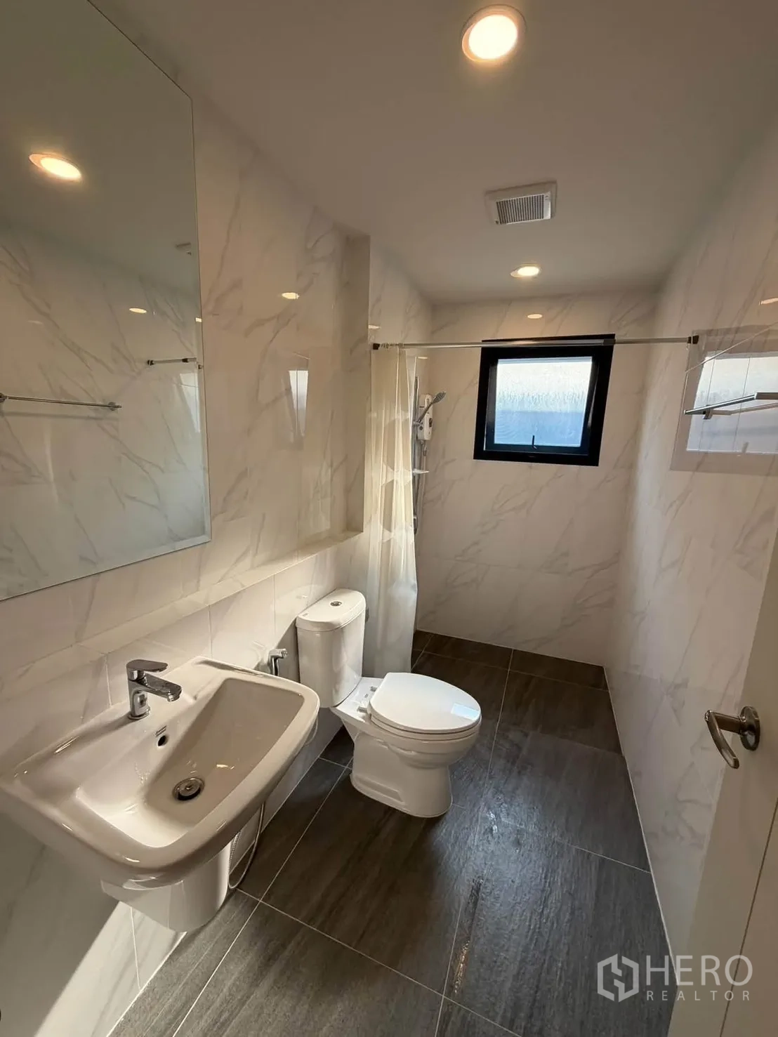 独栋房屋 for rent in Bang Phli, Samut Prakan - 明亮浴室，设大镜子、洗手盆、马桶与淋浴区。