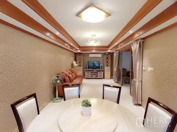 独立式住宅 出租在Din Daeng, Bangkok - 开放式客餐厅，叠级天花、吊灯与电视柜