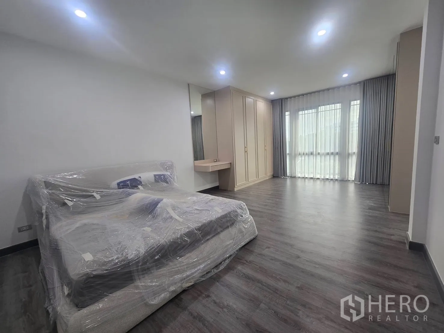 บ้านแฝด for rent in Suan Luang, Bangkok - ห้องนอนใหญ่มีตู้เสื้อผ้าบิวท์อิน โต๊ะเครื่องแป้ง และหน้าต่างบานกว้าง.