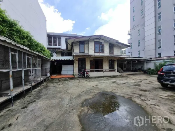 บ้าน ให้เช่าหรือขายในWatthana, Bangkok - บ้านเดี่ยวสองชั้นย่านทองหล่อ พร้อมลานคอนกรีตกว้างสำหรับจอดรถ