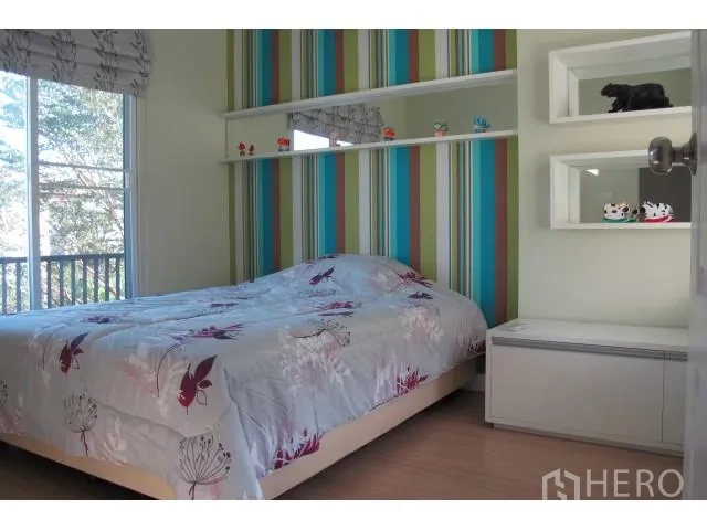 Detached House for rent in Saphan Sung, Bangkok - Third bedroom with striped accent wall, shelving, and balcony window.