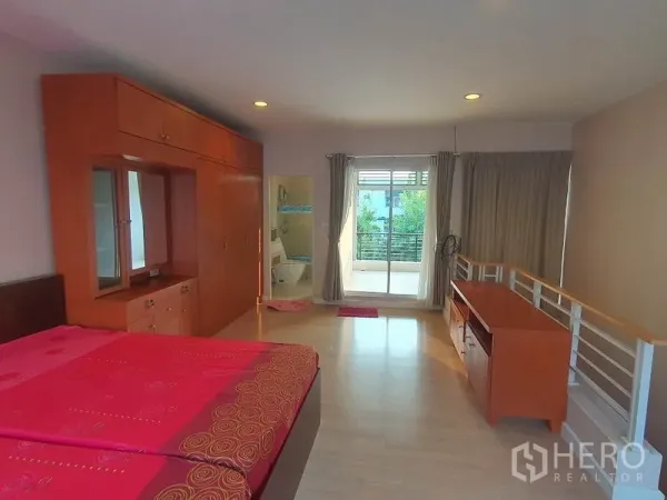 联排别墅 出租在Wang Thonglang, Bangkok - 主卧带内置衣柜、套卫与阳台出入口