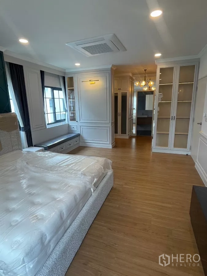Detached House for rent in Bang Phli, Samut Prakan - Master suite with walk-in closet cabinetry and dressing area.