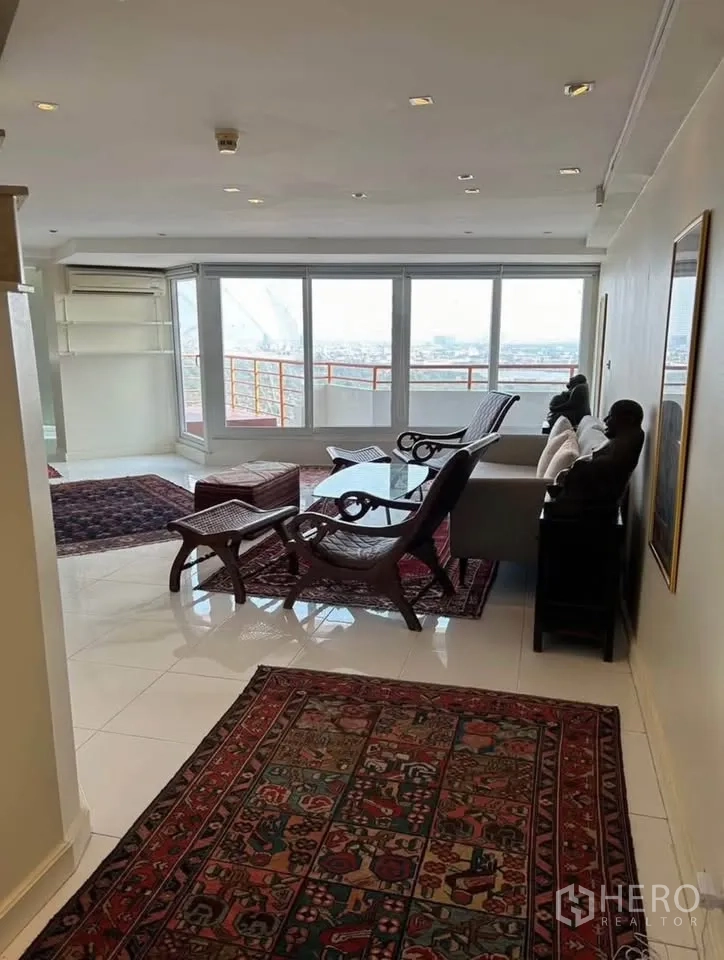公寓 出租或出售在Yan Nawa, Bangkok - 采光充足的客厅，落地窗连通阳台，木质家具与城市景观。