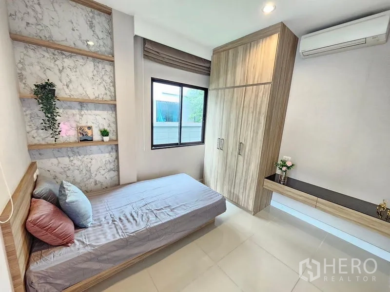 บ้าน ให้เช่าในPrawet, Bangkok - ห้องนอนแขกขนาดกะทัดรัด เตียงเดี่ยว ผนังลายหินอ่อนและตู้ไม้