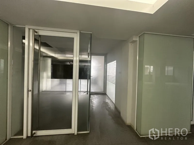 办公空间 出租在Khlong Toei, Bangkok - 走廊，通向各办公室的玻璃门与磨砂隔断