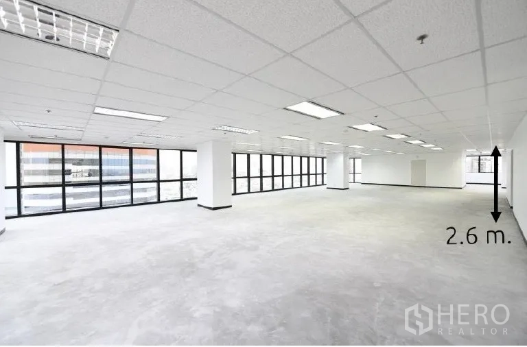 สำนักงาน for rent in Huai Khwang, Bangkok - สำนักงานโล่ง กระจกเต็มบาน ไฟฟลูออเรสเซนต์ และความสูงเพดาน 2.6 ม.