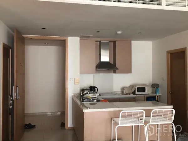 公寓 出租或出售在Sathon, Bangkok - 木质柜体的现代厨房，带中岛吧台、两把高脚椅与抽油烟机。