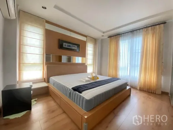 คอนโด ให้เช่าในWatthana, Bangkok - ห้องนอนหลัก เตียงขนาดใหญ่ หัวเตียงบุหนัง ผนังตกแต่ง และหน้าต่างเต็มบานพร้อมผ้าม่าน